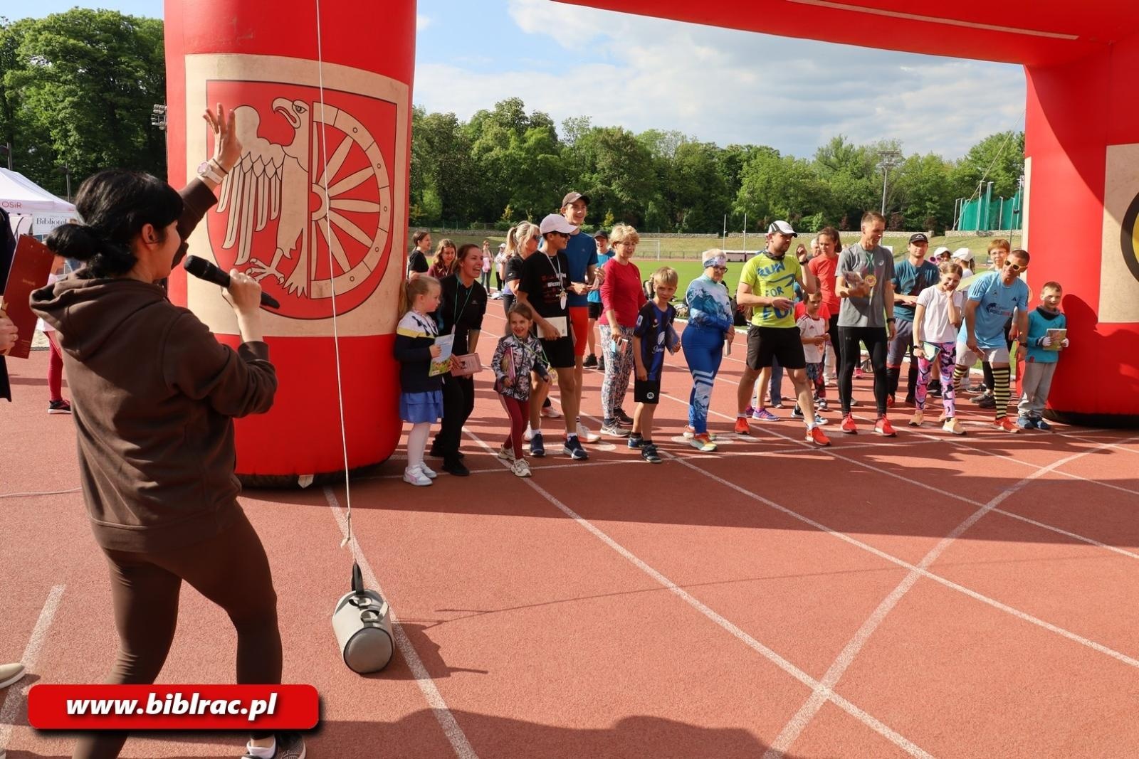 Zdjęcie w galerii na portalu naszraciborz.pl: III Bieg z Książką - czytelnicy biblioteki pobiegli dla Liwii wiadomości z regionu