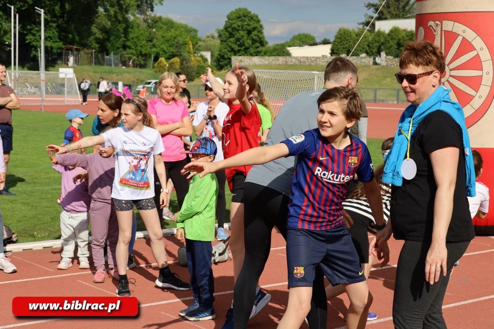 Zdjęcie w galerii na portalu naszraciborz.pl: III Bieg z Książką - czytelnicy biblioteki pobiegli dla Liwii wiadomości z regionu
