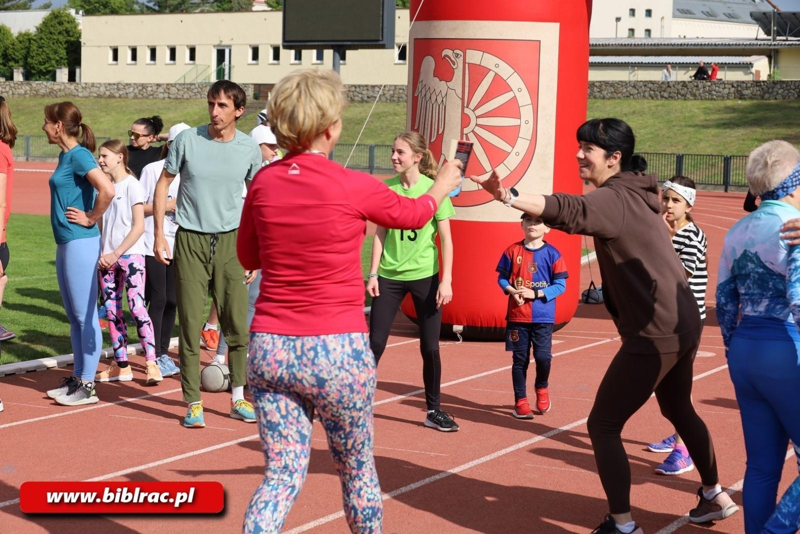 Zdjęcie w galerii na portalu naszraciborz.pl: III Bieg z Książką - czytelnicy biblioteki pobiegli dla Liwii wiadomości z regionu