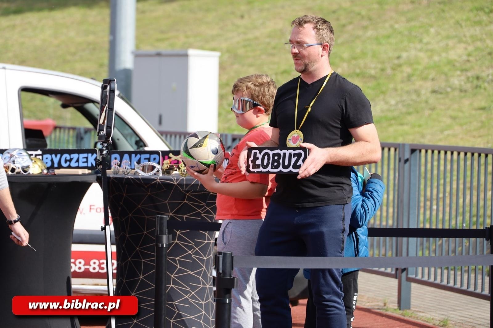 Zdjęcie w galerii na portalu naszraciborz.pl: III Bieg z Książką - czytelnicy biblioteki pobiegli dla Liwii wiadomości z regionu