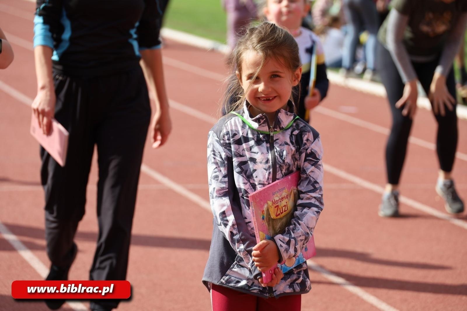 Zdjęcie w galerii na portalu naszraciborz.pl: III Bieg z Książką - czytelnicy biblioteki pobiegli dla Liwii wiadomości z regionu
