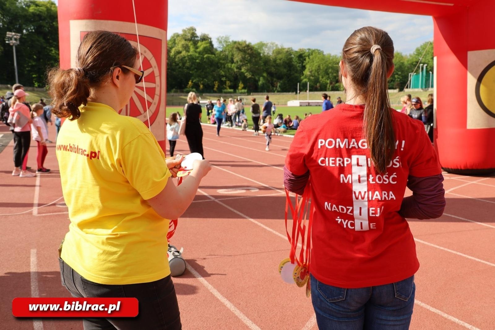 Zdjęcie w galerii na portalu naszraciborz.pl: III Bieg z Książką - czytelnicy biblioteki pobiegli dla Liwii wiadomości z regionu
