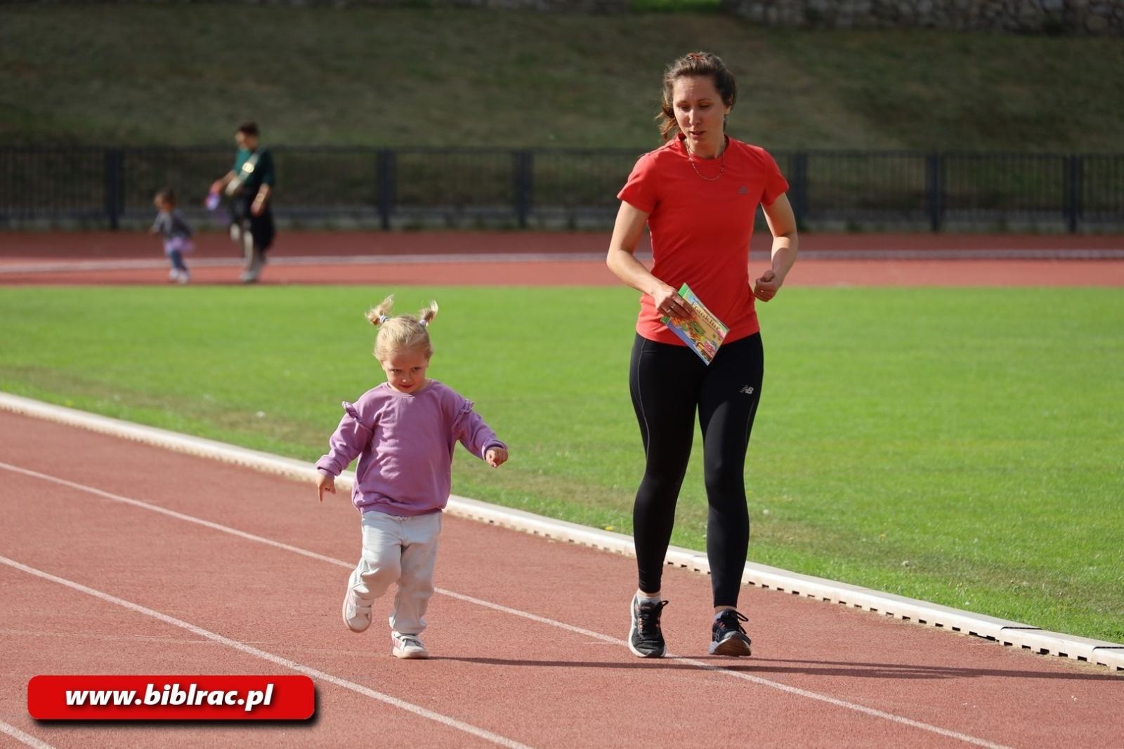 Zdjęcie w galerii na portalu naszraciborz.pl: III Bieg z Książką - czytelnicy biblioteki pobiegli dla Liwii wiadomości z regionu