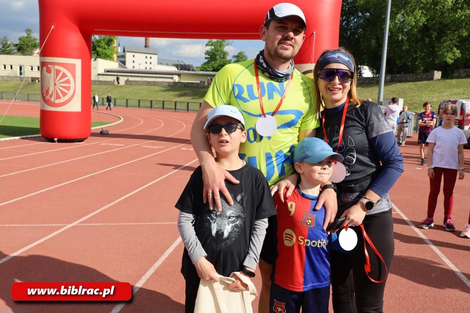 Zdjęcie w galerii na portalu naszraciborz.pl: III Bieg z Książką - czytelnicy biblioteki pobiegli dla Liwii wiadomości z regionu