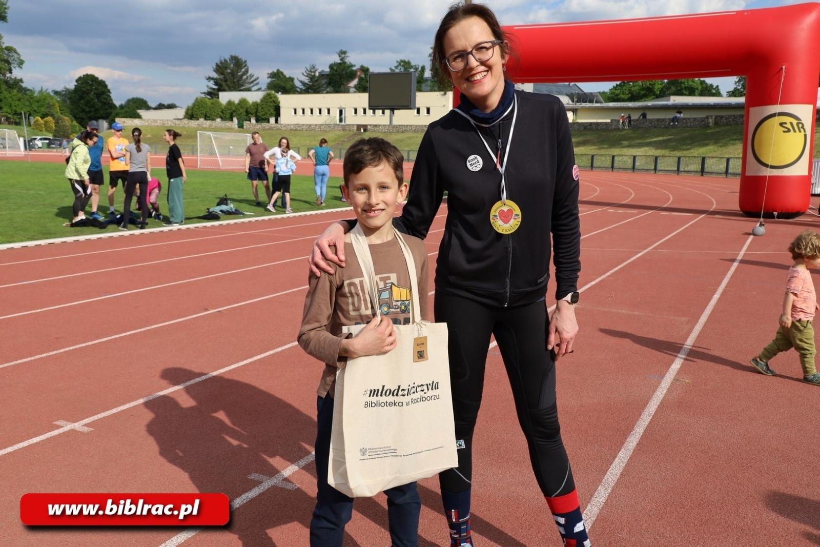 Zdjęcie w galerii na portalu naszraciborz.pl: III Bieg z Książką - czytelnicy biblioteki pobiegli dla Liwii wiadomości z regionu