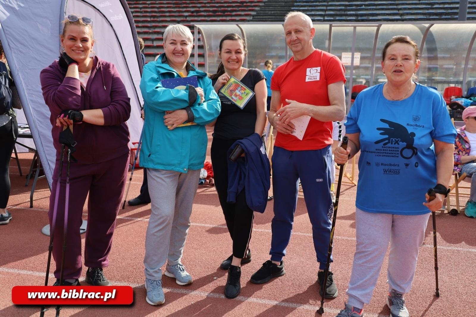 Zdjęcie w galerii na portalu naszraciborz.pl: III Bieg z Książką - czytelnicy biblioteki pobiegli dla Liwii wiadomości z regionu