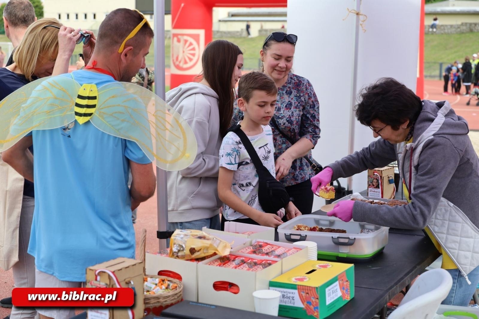 Zdjęcie w galerii na portalu naszraciborz.pl: III Bieg z Książką - czytelnicy biblioteki pobiegli dla Liwii wiadomości z regionu