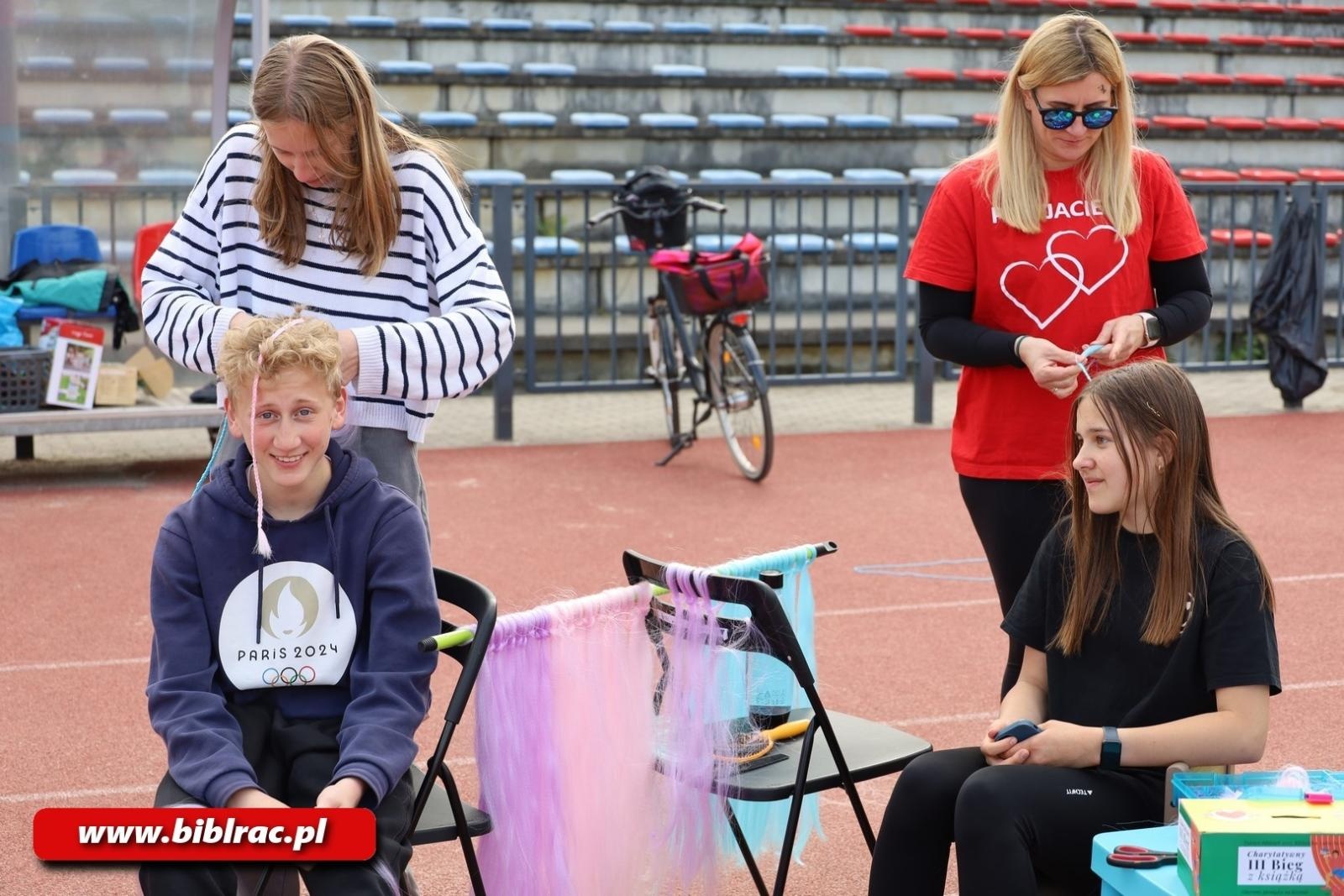 Zdjęcie w galerii na portalu naszraciborz.pl: III Bieg z Książką - czytelnicy biblioteki pobiegli dla Liwii wiadomości z regionu