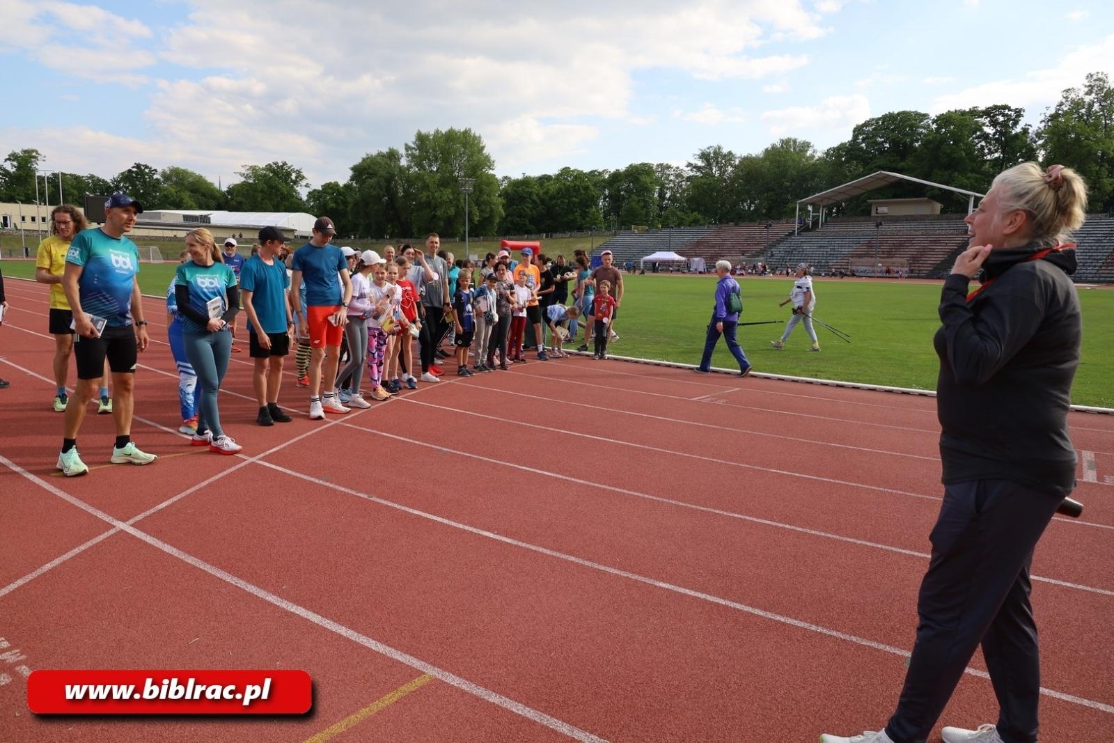 Zdjęcie w galerii na portalu naszraciborz.pl: III Bieg z Książką - czytelnicy biblioteki pobiegli dla Liwii wiadomości z regionu