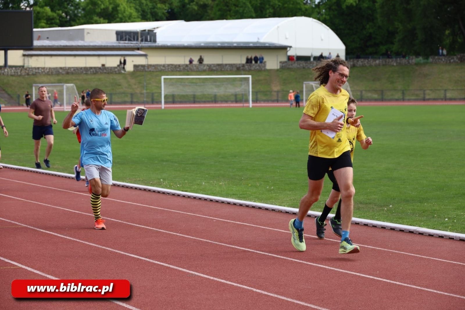 Zdjęcie w galerii na portalu naszraciborz.pl: III Bieg z Książką - czytelnicy biblioteki pobiegli dla Liwii wiadomości z regionu