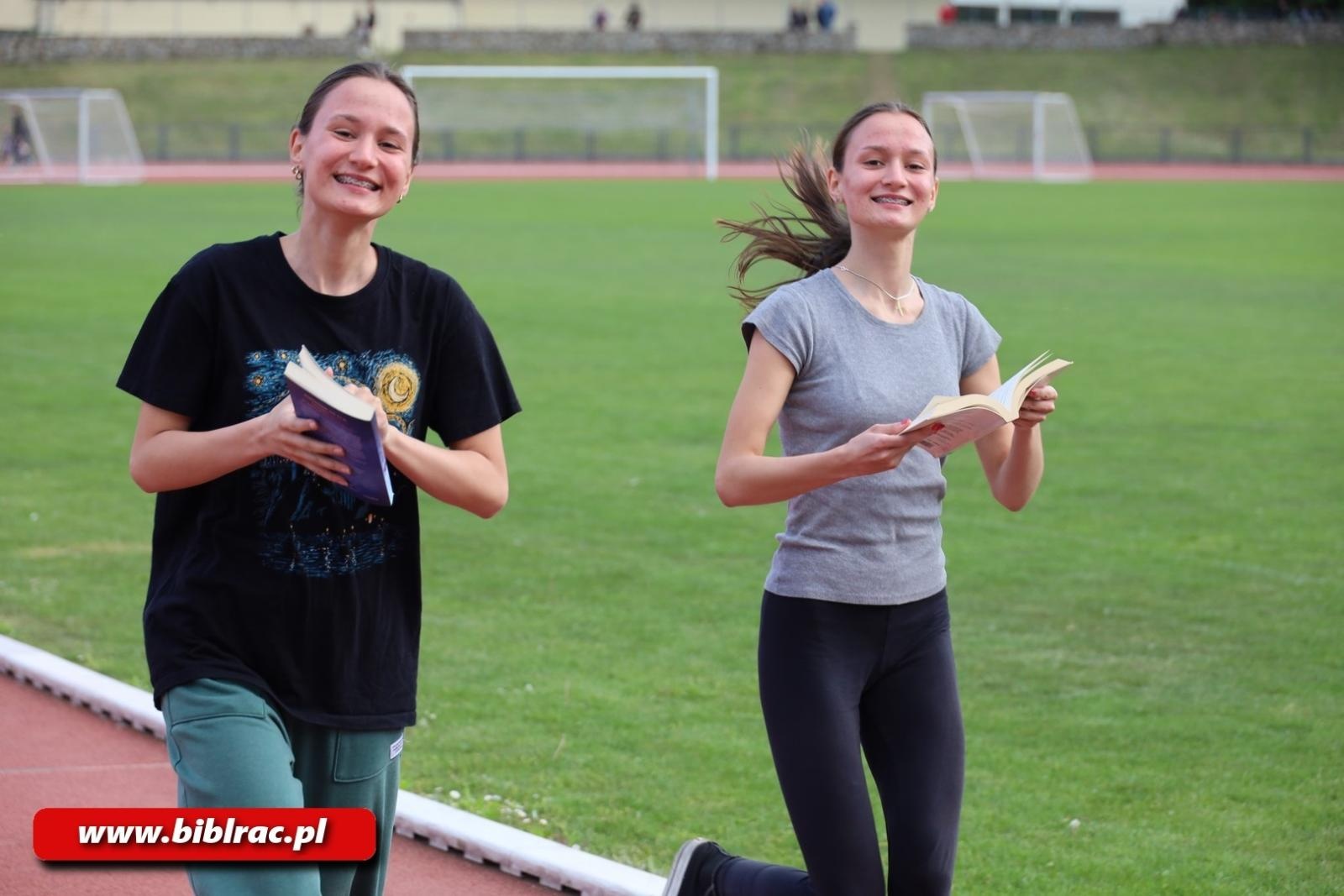 Zdjęcie w galerii na portalu naszraciborz.pl: III Bieg z Książką - czytelnicy biblioteki pobiegli dla Liwii wiadomości z regionu