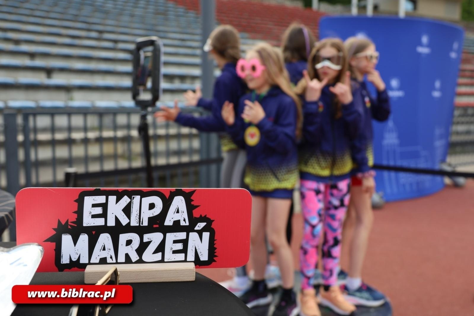 Zdjęcie w galerii na portalu naszraciborz.pl: III Bieg z Książką - czytelnicy biblioteki pobiegli dla Liwii wiadomości z regionu