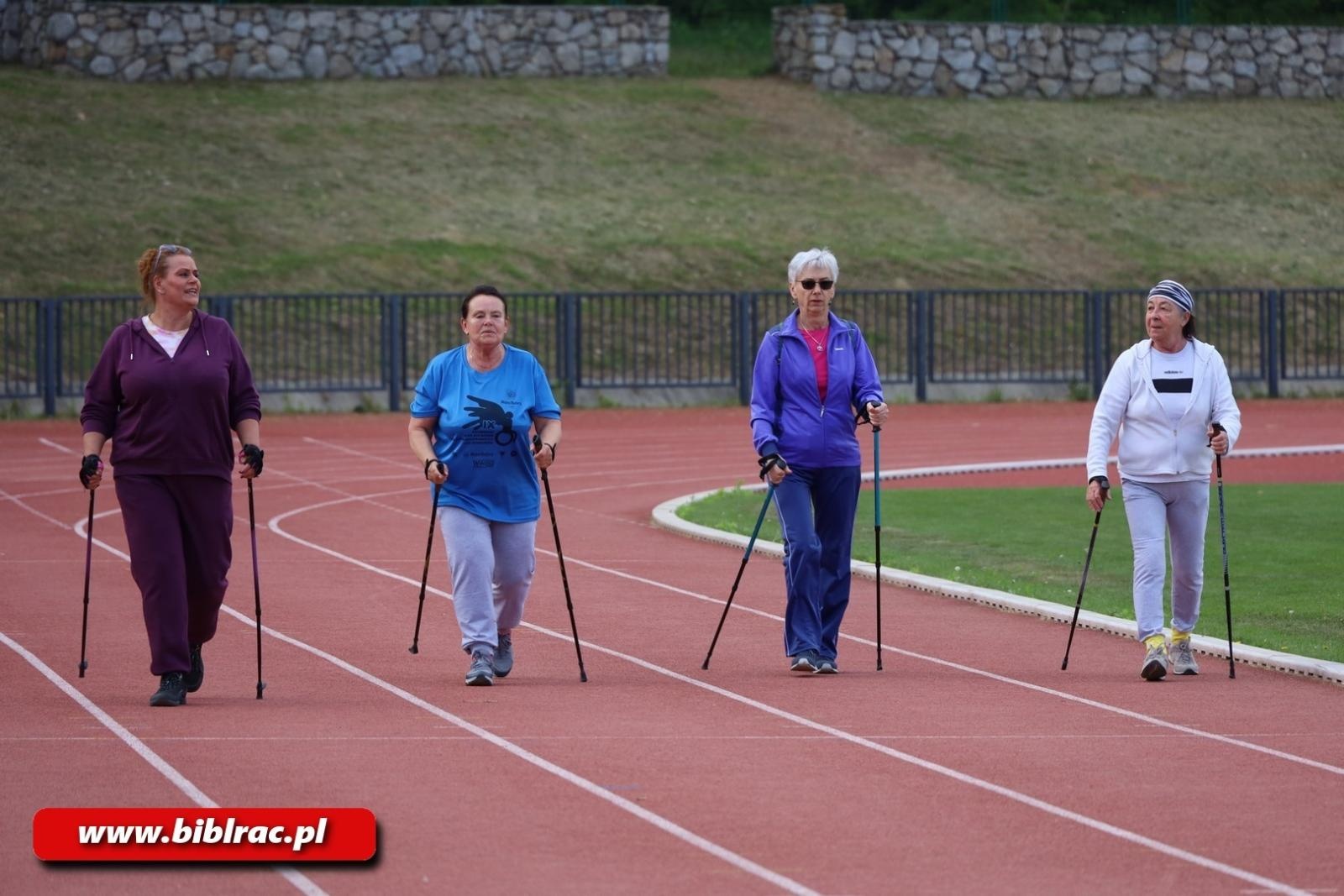 Zdjęcie w galerii na portalu naszraciborz.pl: III Bieg z Książką - czytelnicy biblioteki pobiegli dla Liwii wiadomości z regionu