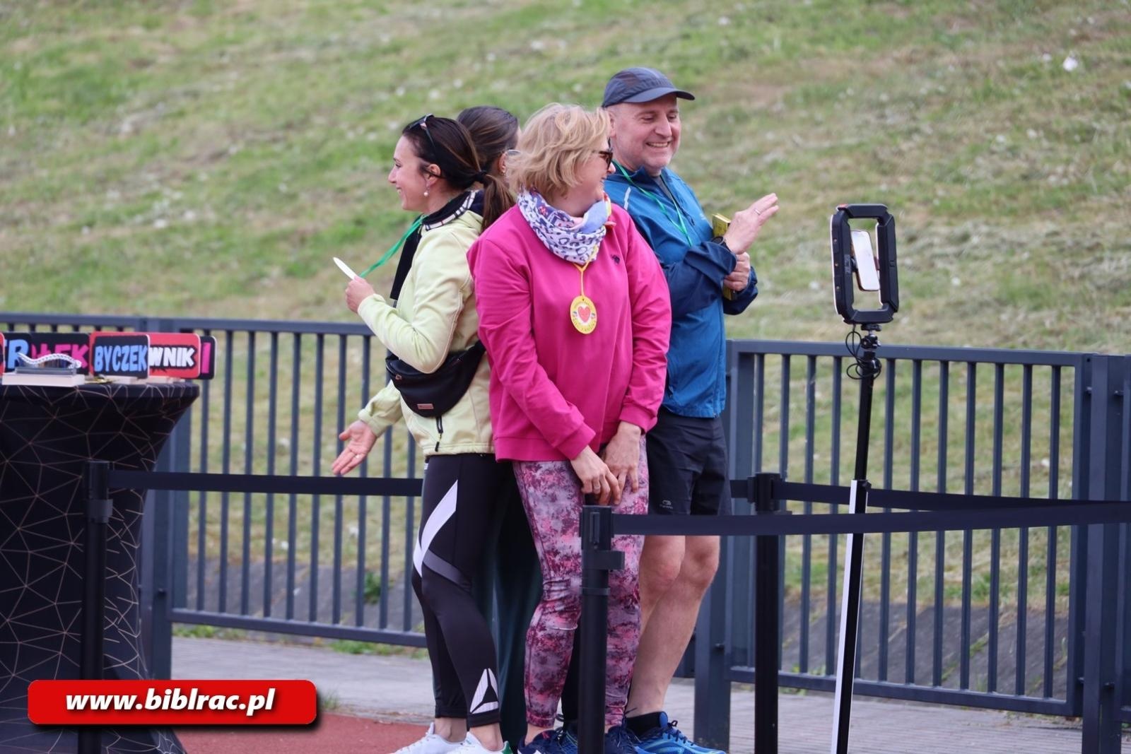 Zdjęcie w galerii na portalu naszraciborz.pl: III Bieg z Książką - czytelnicy biblioteki pobiegli dla Liwii wiadomości z regionu