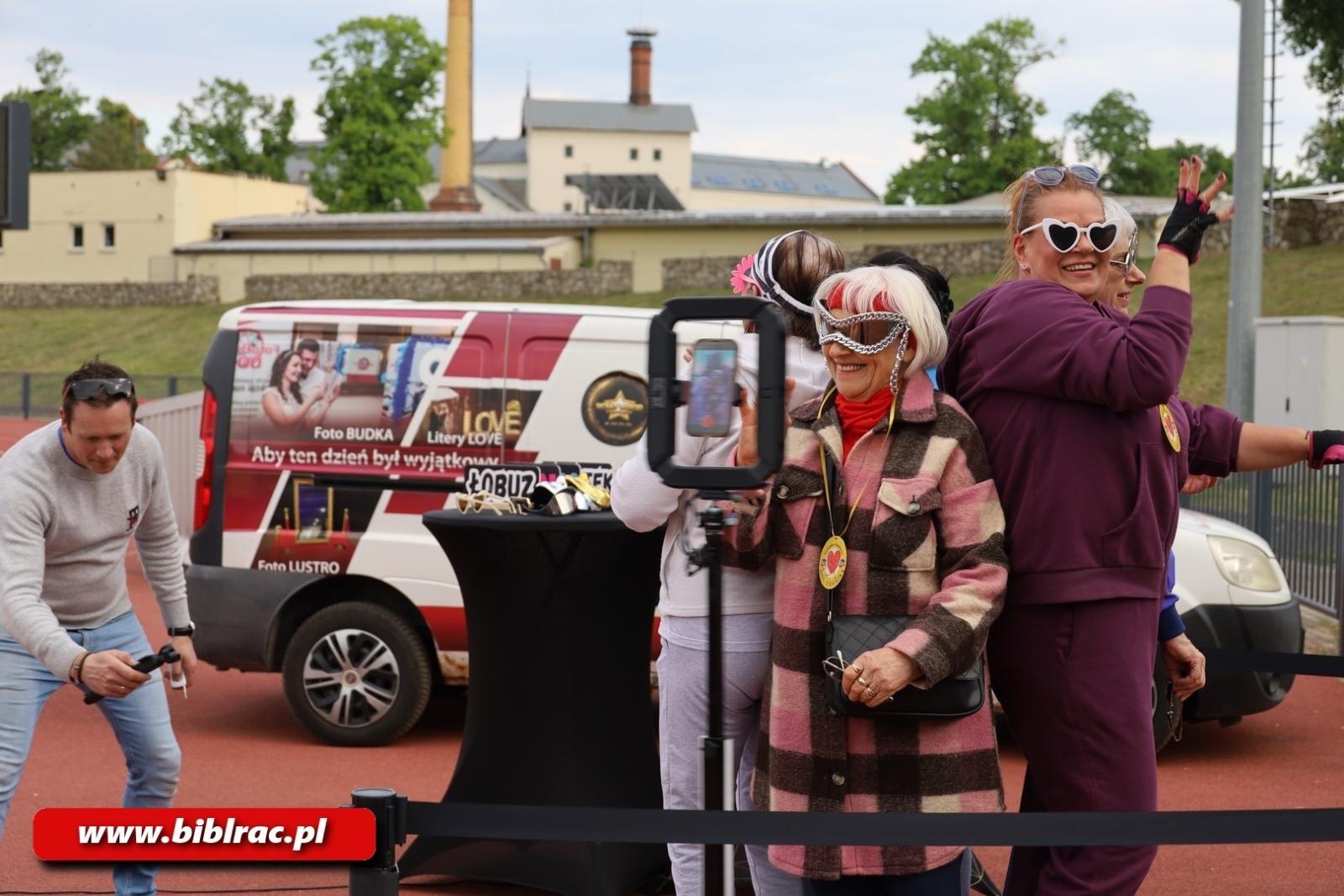 Zdjęcie w galerii na portalu naszraciborz.pl: III Bieg z Książką - czytelnicy biblioteki pobiegli dla Liwii wiadomości z regionu