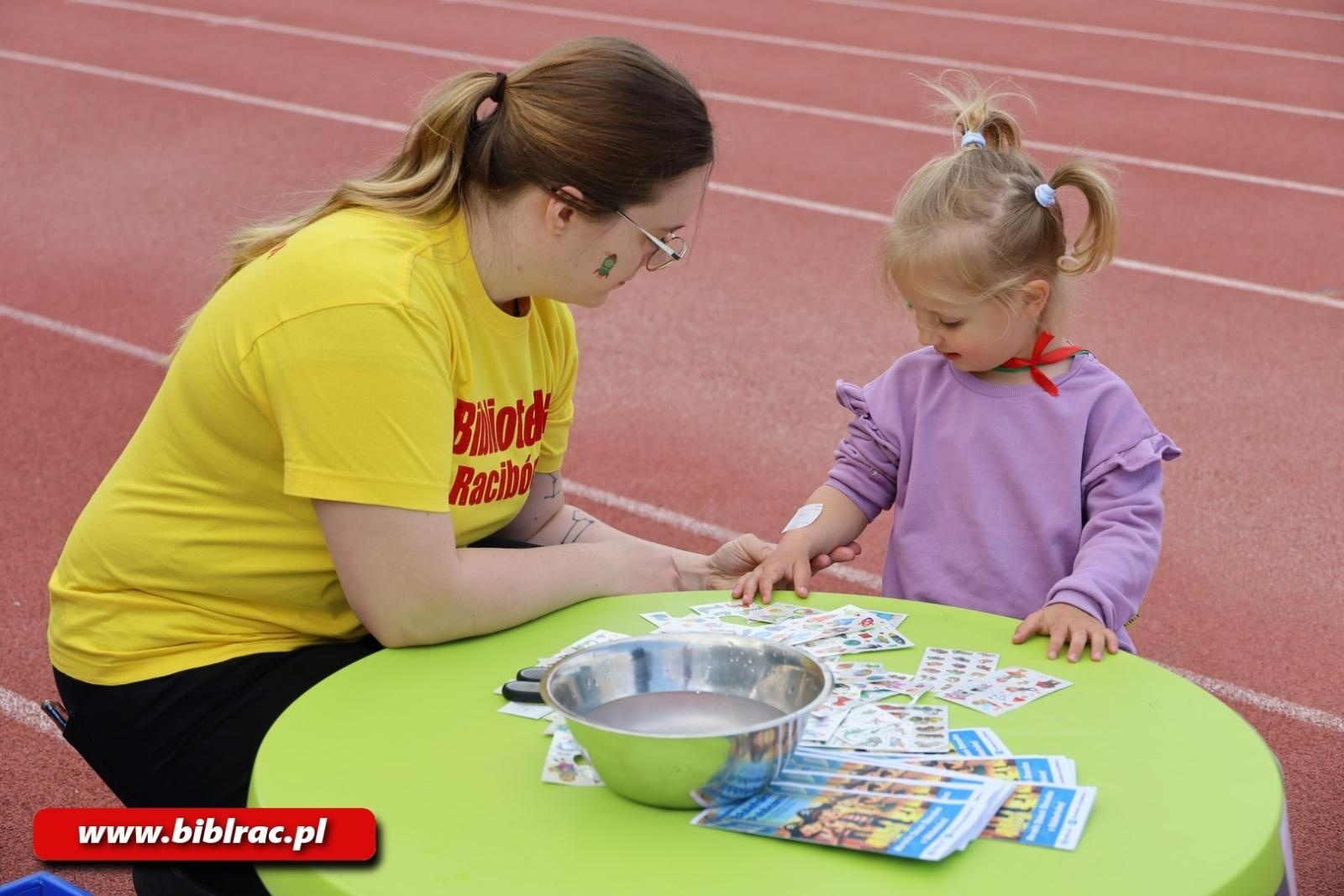 Zdjęcie w galerii na portalu naszraciborz.pl: III Bieg z Książką - czytelnicy biblioteki pobiegli dla Liwii wiadomości z regionu