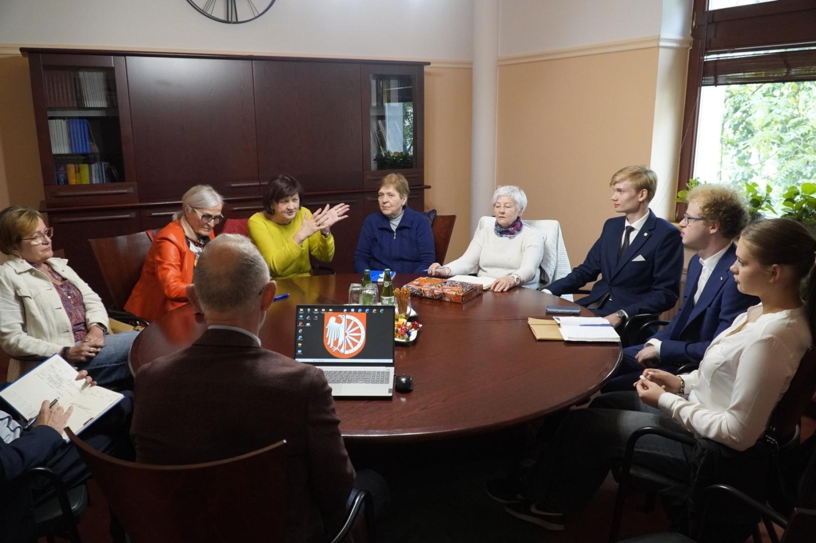 Zdjęcie w galerii na portalu naszraciborz.pl: Międzypokoleniowy dialog w Raciborzu. Seniorzy i młodzież wspólnie z władzami miasta o cyfryzacji, bezpieczeństwie i przyszłości wiadomości z regionu