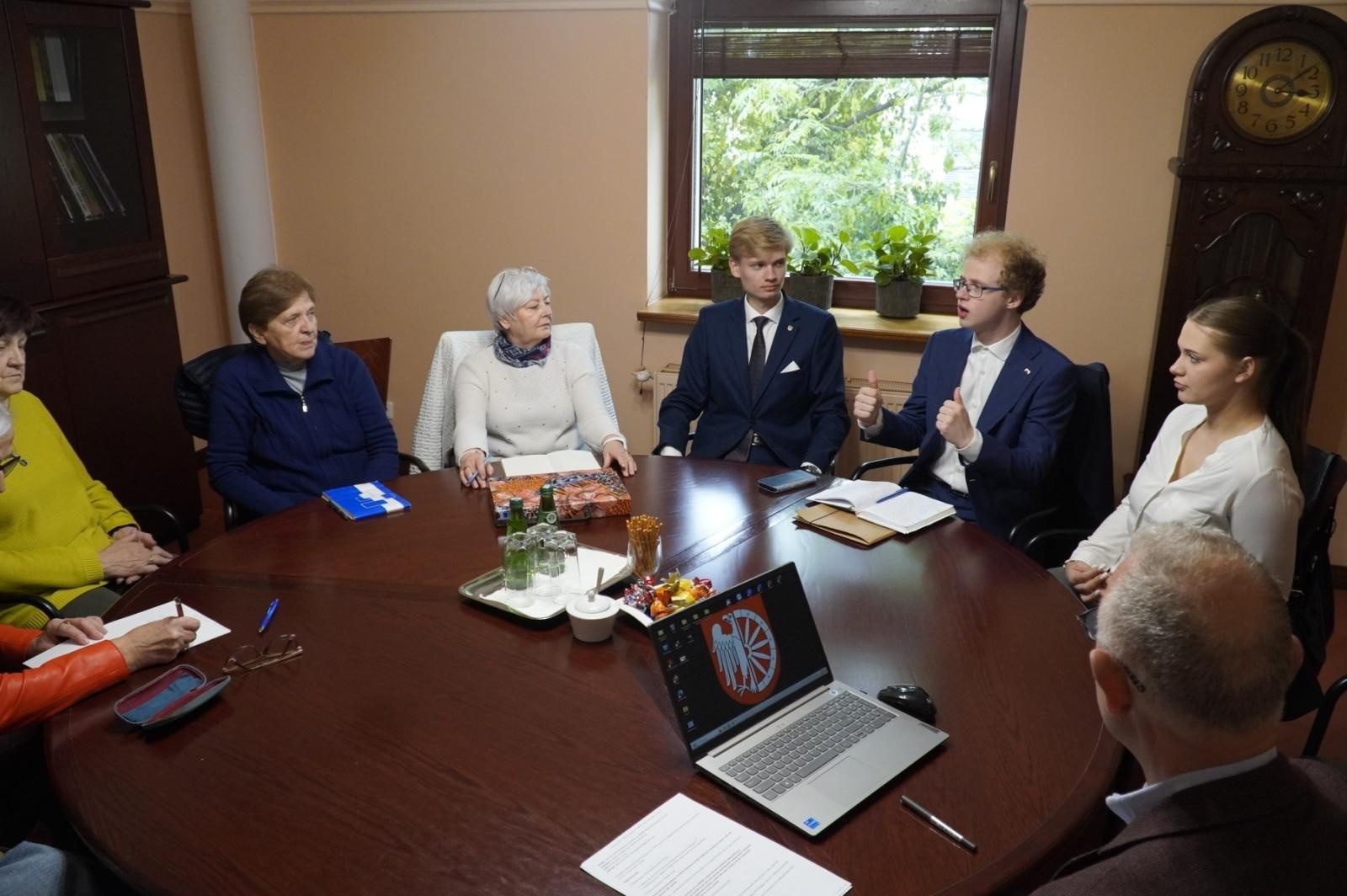 Zdjęcie w galerii na portalu naszraciborz.pl: Międzypokoleniowy dialog w Raciborzu. Seniorzy i młodzież wspólnie z władzami miasta o cyfryzacji, bezpieczeństwie i przyszłości wiadomości z regionu