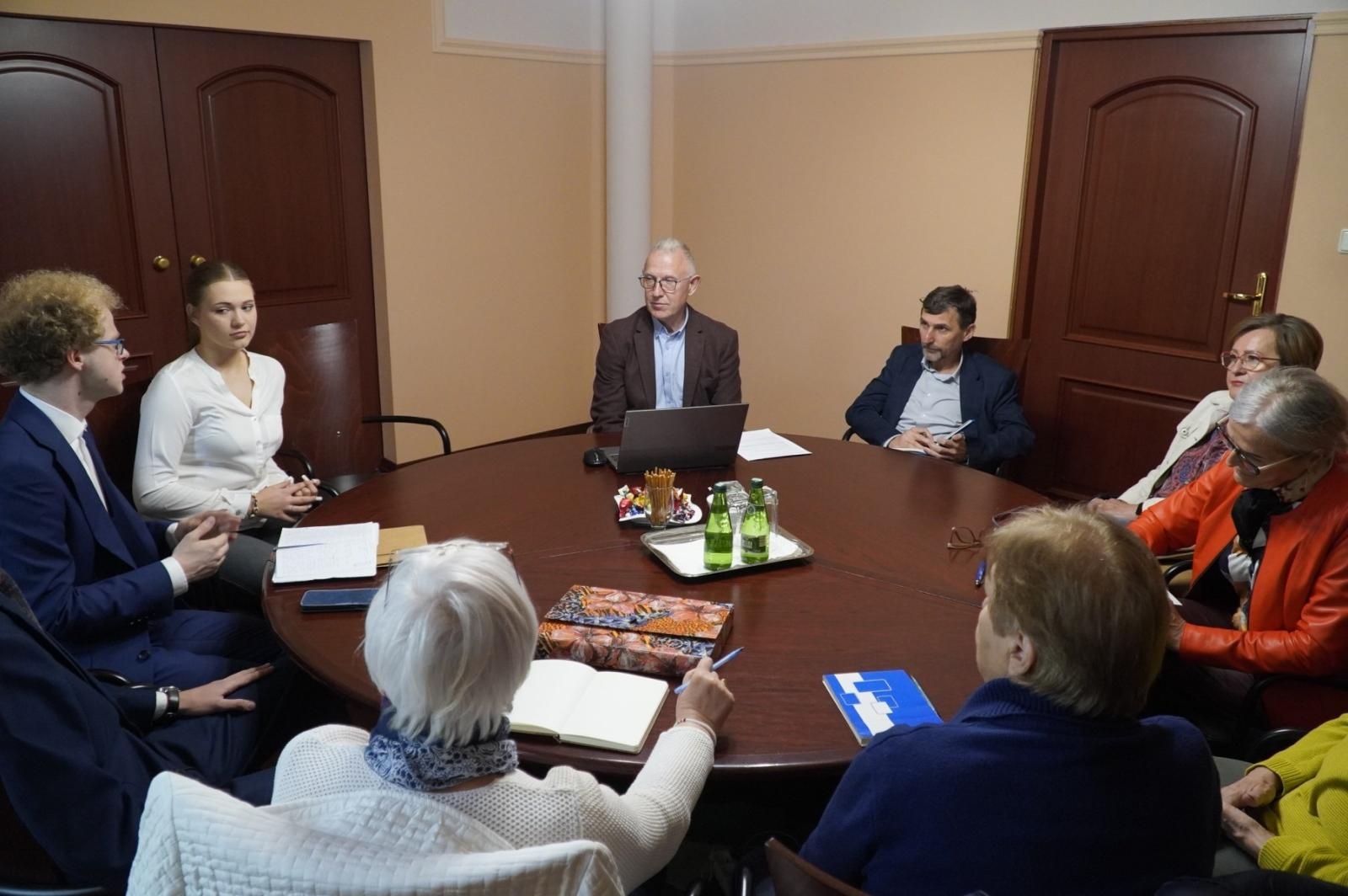 Zdjęcie w galerii na portalu naszraciborz.pl: Międzypokoleniowy dialog w Raciborzu. Seniorzy i młodzież wspólnie z władzami miasta o cyfryzacji, bezpieczeństwie i przyszłości wiadomości z regionu