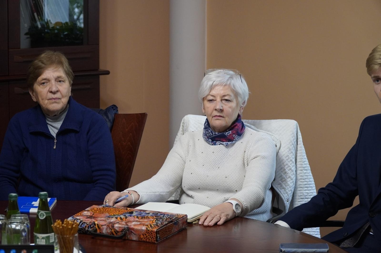 Zdjęcie w galerii na portalu naszraciborz.pl: Międzypokoleniowy dialog w Raciborzu. Seniorzy i młodzież wspólnie z władzami miasta o cyfryzacji, bezpieczeństwie i przyszłości wiadomości z regionu