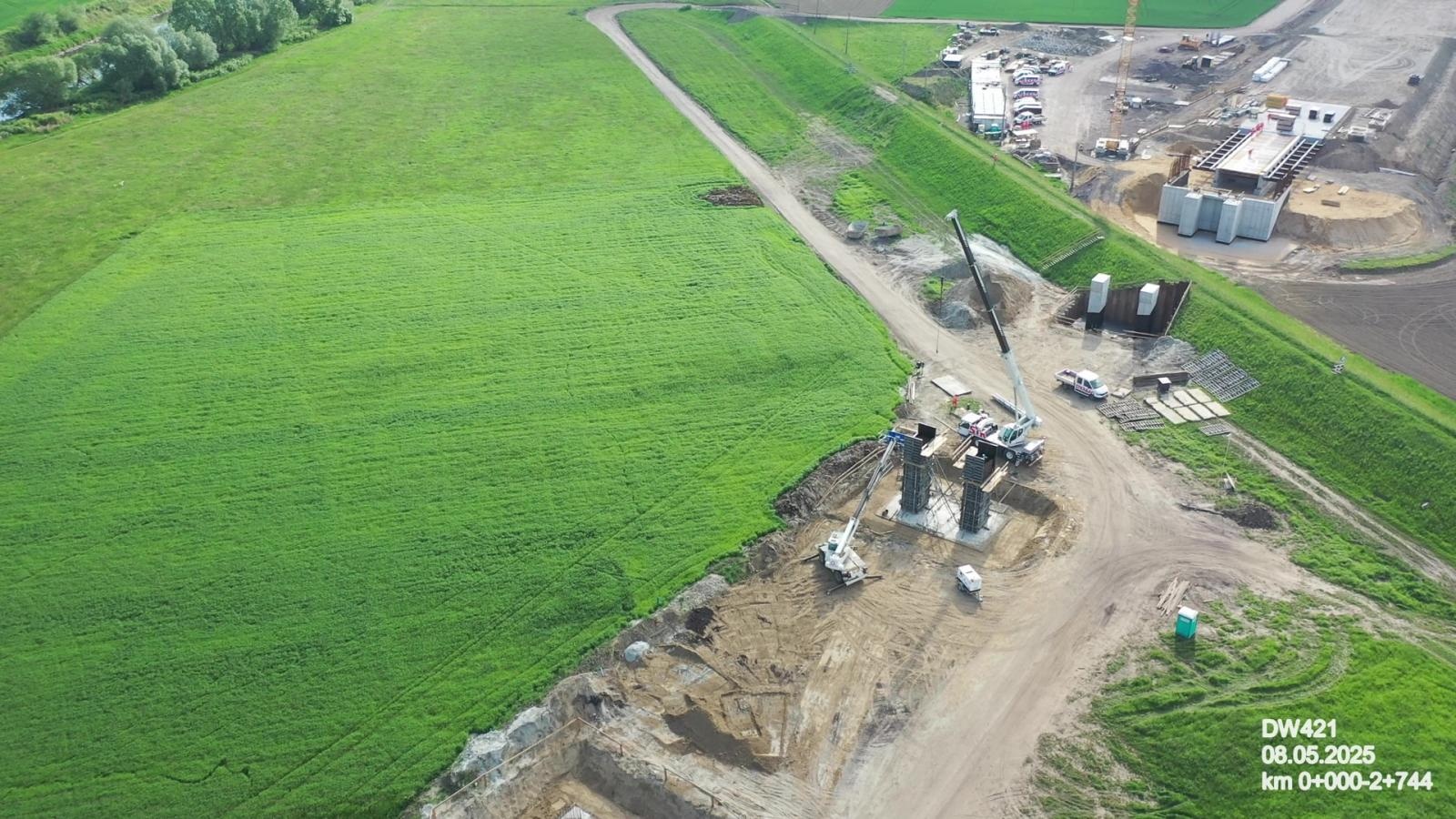 Zdjęcie w galerii na portalu naszraciborz.pl: Nowy most na Odrze pod Raciborzem: inwestycja na półmetku. Przeprawa gotowa w 2027 roku wiadomości z regionu