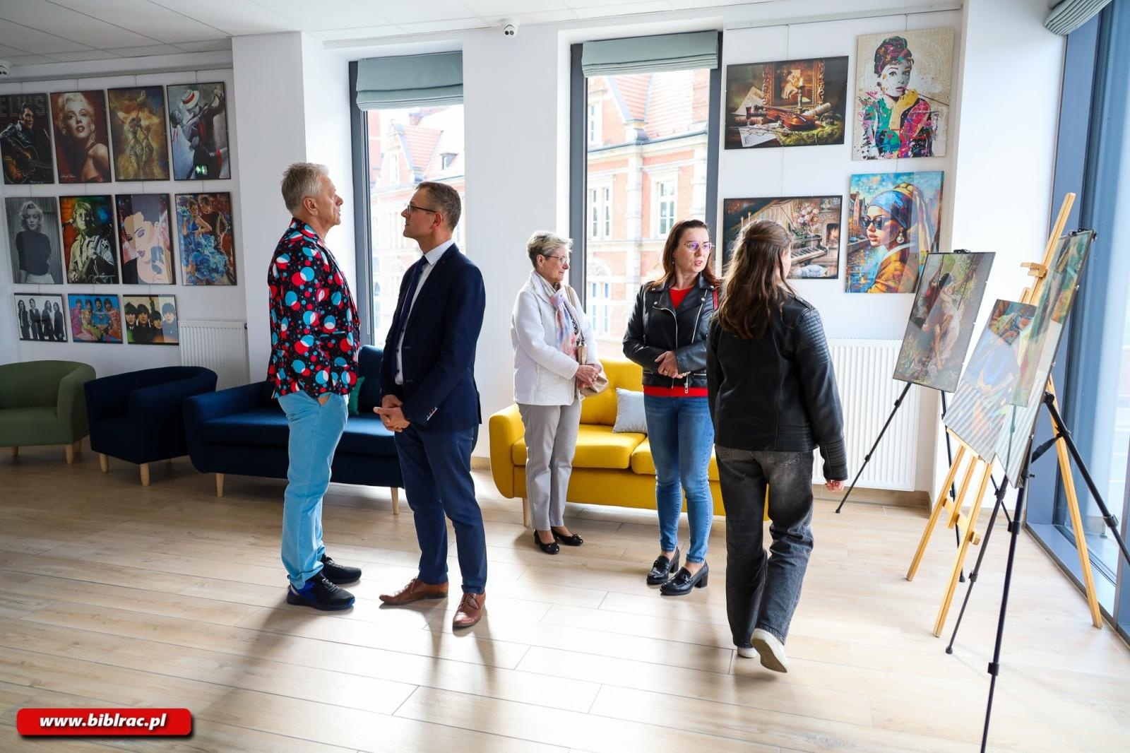 Zdjęcie w galerii na portalu naszraciborz.pl: Sztuka z puzzli – niezwykła wystawa Jana Świerczka na Stacji Młodych wiadomości z regionu