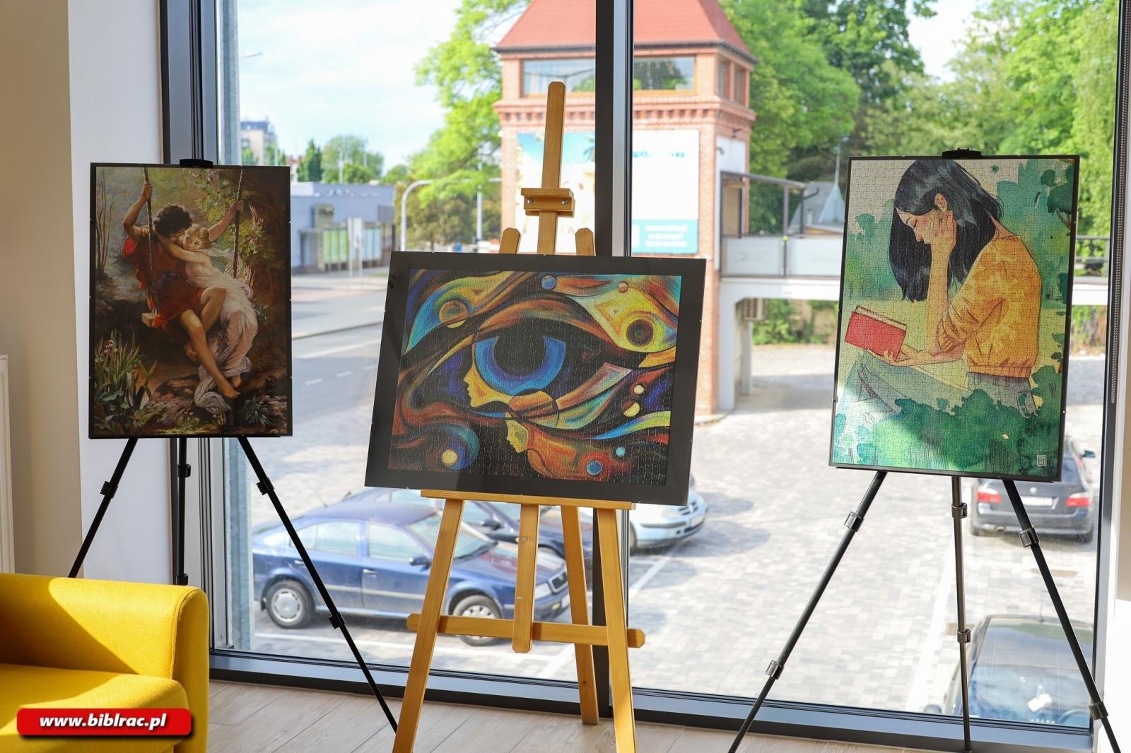 Zdjęcie w galerii na portalu naszraciborz.pl: Sztuka z puzzli – niezwykła wystawa Jana Świerczka na Stacji Młodych wiadomości z regionu