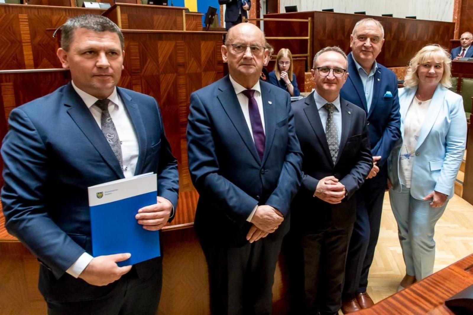 Zdjęcie w galerii na portalu naszraciborz.pl: Umowy na realizację inwestycji w ramach Inicjatywy Sołeckiej wręczone w Sejmiku Śląskim. Gminy naszego powiatu z dofinansowaniem wiadomości z regionu