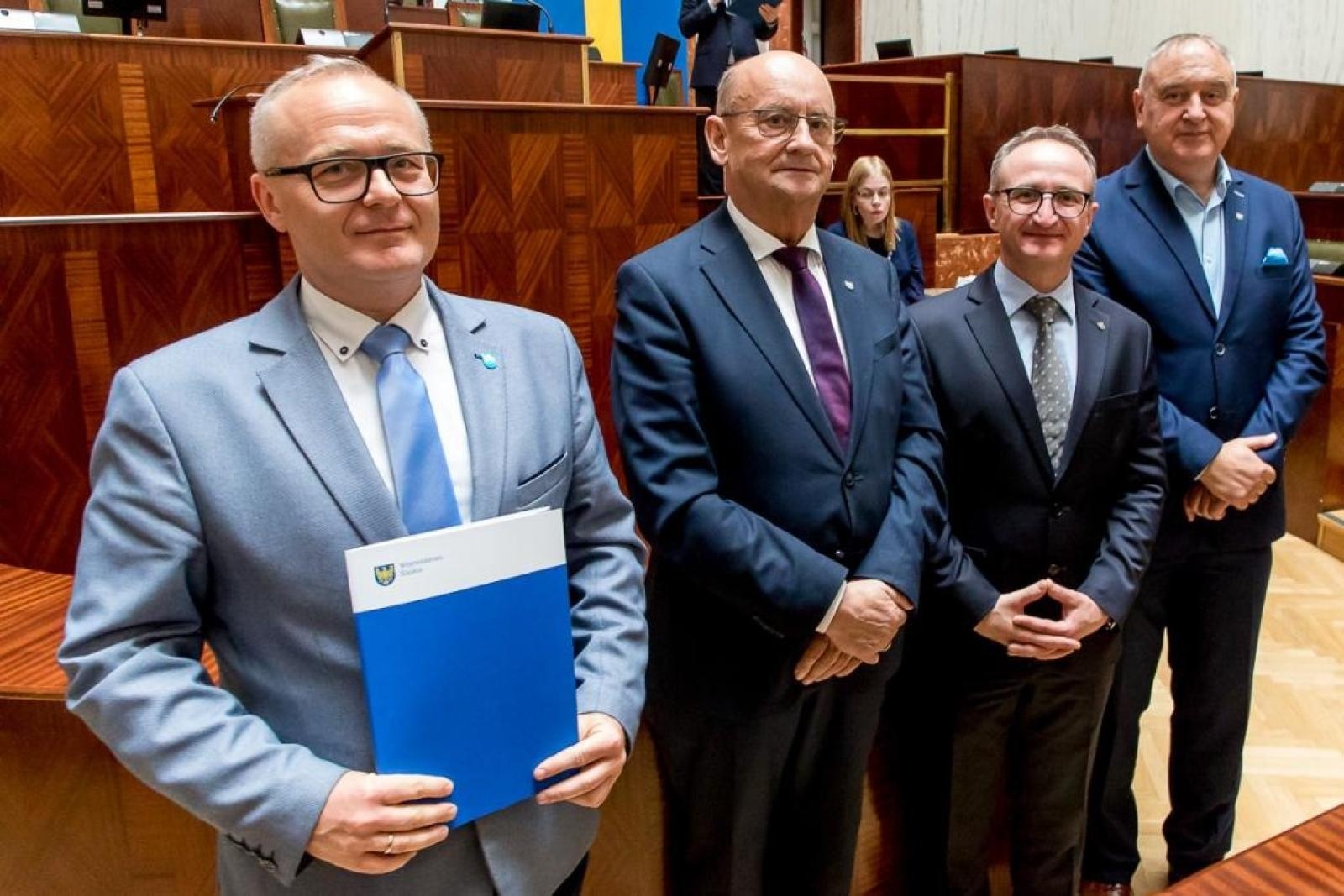 Zdjęcie w galerii na portalu naszraciborz.pl: Umowy na realizację inwestycji w ramach Inicjatywy Sołeckiej wręczone w Sejmiku Śląskim. Gminy naszego powiatu z dofinansowaniem wiadomości z regionu