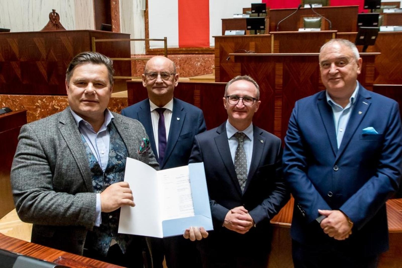 Zdjęcie w galerii na portalu naszraciborz.pl: Umowy na realizację inwestycji w ramach Inicjatywy Sołeckiej wręczone w Sejmiku Śląskim. Gminy naszego powiatu z dofinansowaniem wiadomości z regionu