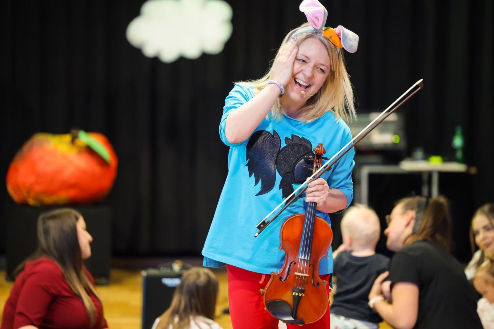 Zdjęcie w galerii na portalu naszraciborz.pl: Niech muzyka stanie się pierwszym językiem Twojego dziecka! MALUCHY W KRAINIE DŹWIĘKU zapraszają na koncert! wiadomości z regionu