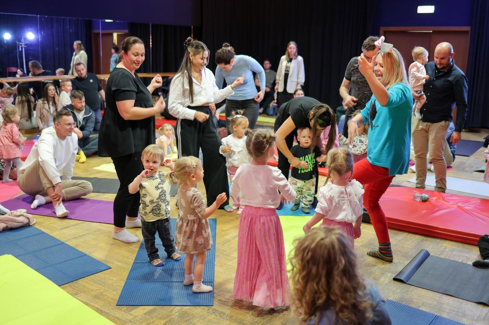 Zdjęcie w galerii na portalu naszraciborz.pl: Niech muzyka stanie się pierwszym językiem Twojego dziecka! MALUCHY W KRAINIE DŹWIĘKU zapraszają na koncert! wiadomości z regionu