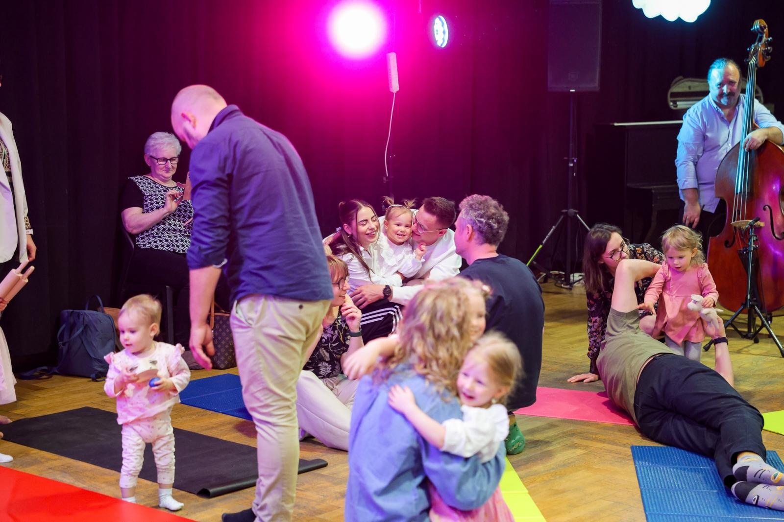 Zdjęcie w galerii na portalu naszraciborz.pl: Niech muzyka stanie się pierwszym językiem Twojego dziecka! MALUCHY W KRAINIE DŹWIĘKU zapraszają na koncert! wiadomości z regionu