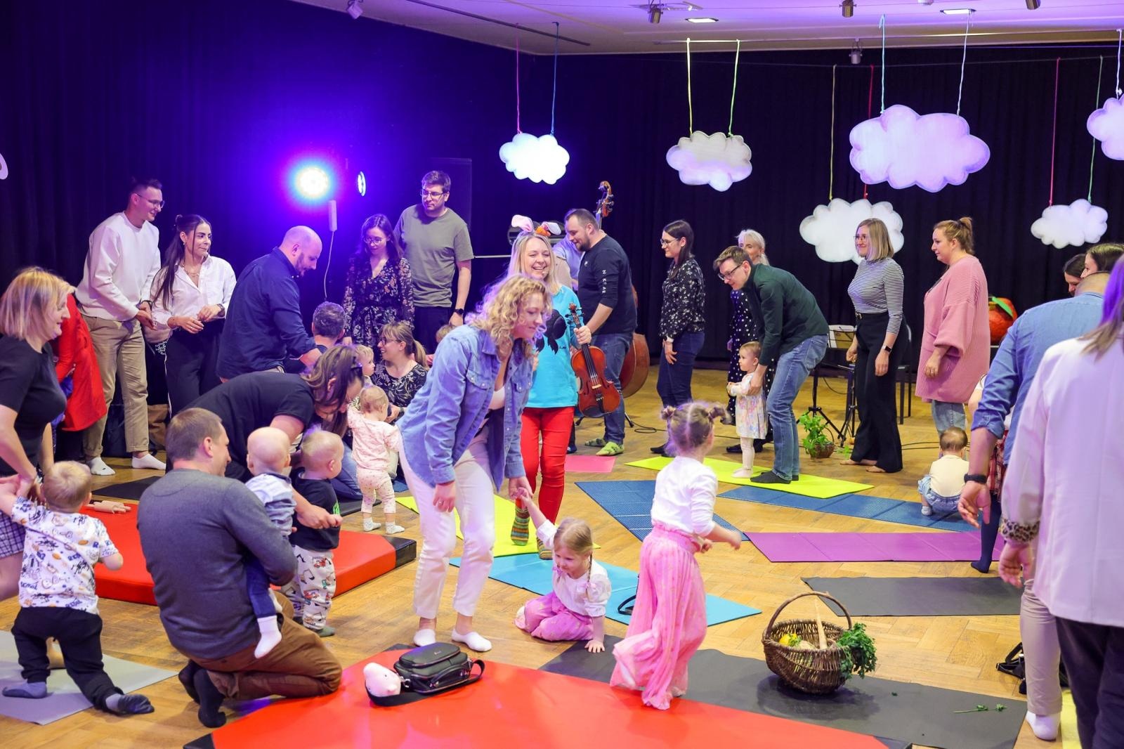 Zdjęcie w galerii na portalu naszraciborz.pl: Niech muzyka stanie się pierwszym językiem Twojego dziecka! MALUCHY W KRAINIE DŹWIĘKU zapraszają na koncert! wiadomości z regionu