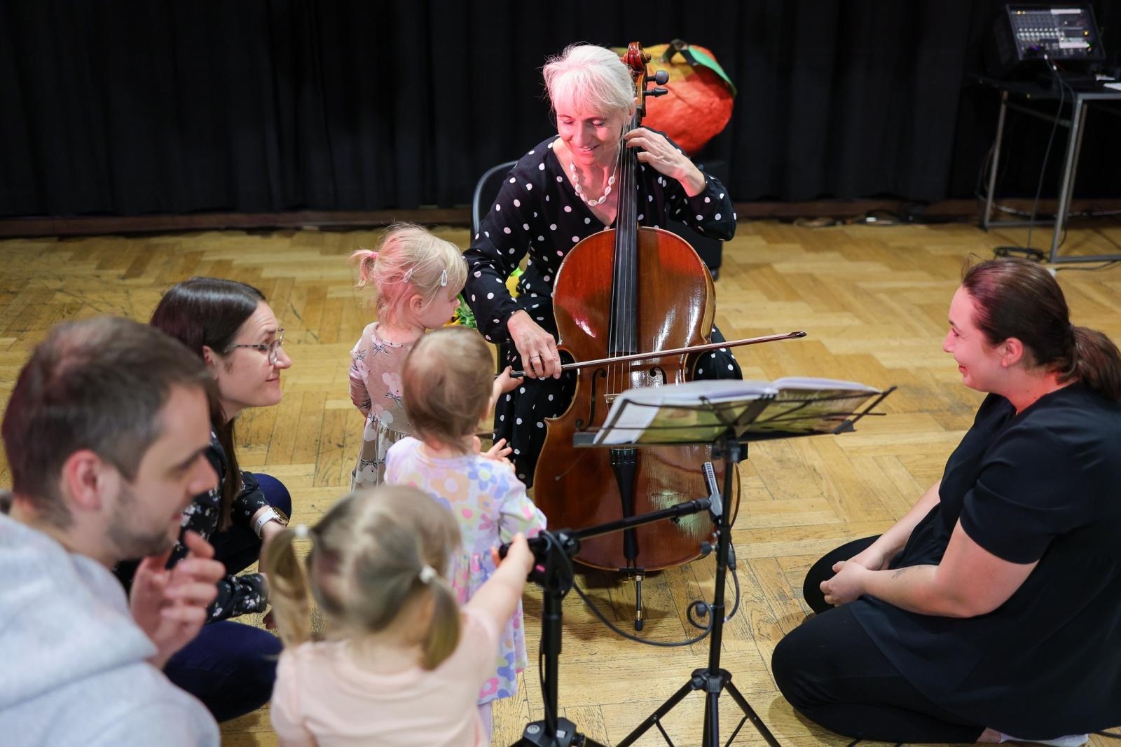 Zdjęcie w galerii na portalu naszraciborz.pl: Niech muzyka stanie się pierwszym językiem Twojego dziecka! MALUCHY W KRAINIE DŹWIĘKU zapraszają na koncert! wiadomości z regionu