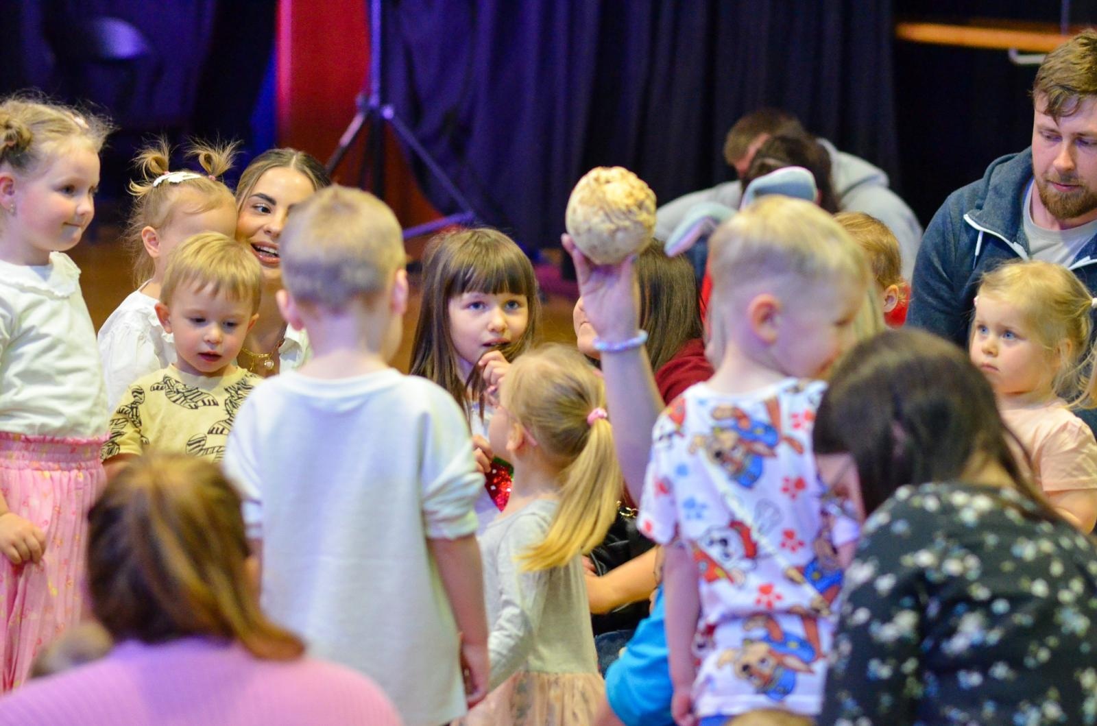 Zdjęcie w galerii na portalu naszraciborz.pl: Niech muzyka stanie się pierwszym językiem Twojego dziecka! MALUCHY W KRAINIE DŹWIĘKU zapraszają na koncert! wiadomości z regionu