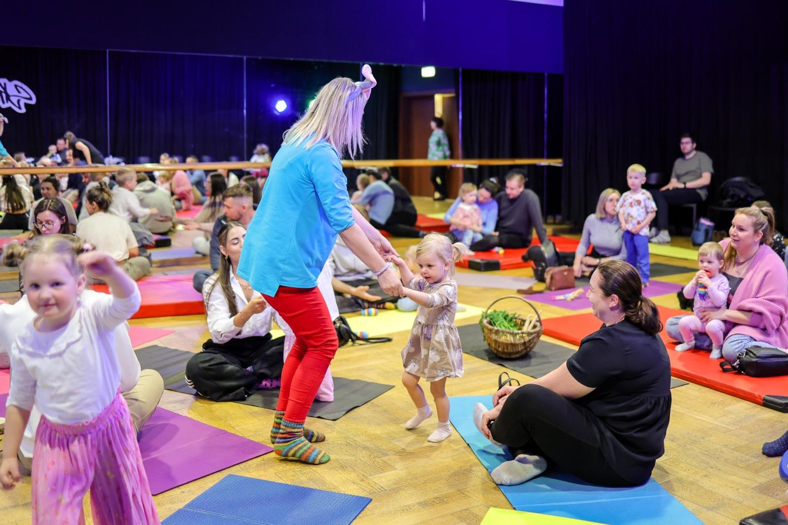 Zdjęcie w galerii na portalu naszraciborz.pl: Niech muzyka stanie się pierwszym językiem Twojego dziecka! MALUCHY W KRAINIE DŹWIĘKU zapraszają na koncert! wiadomości z regionu