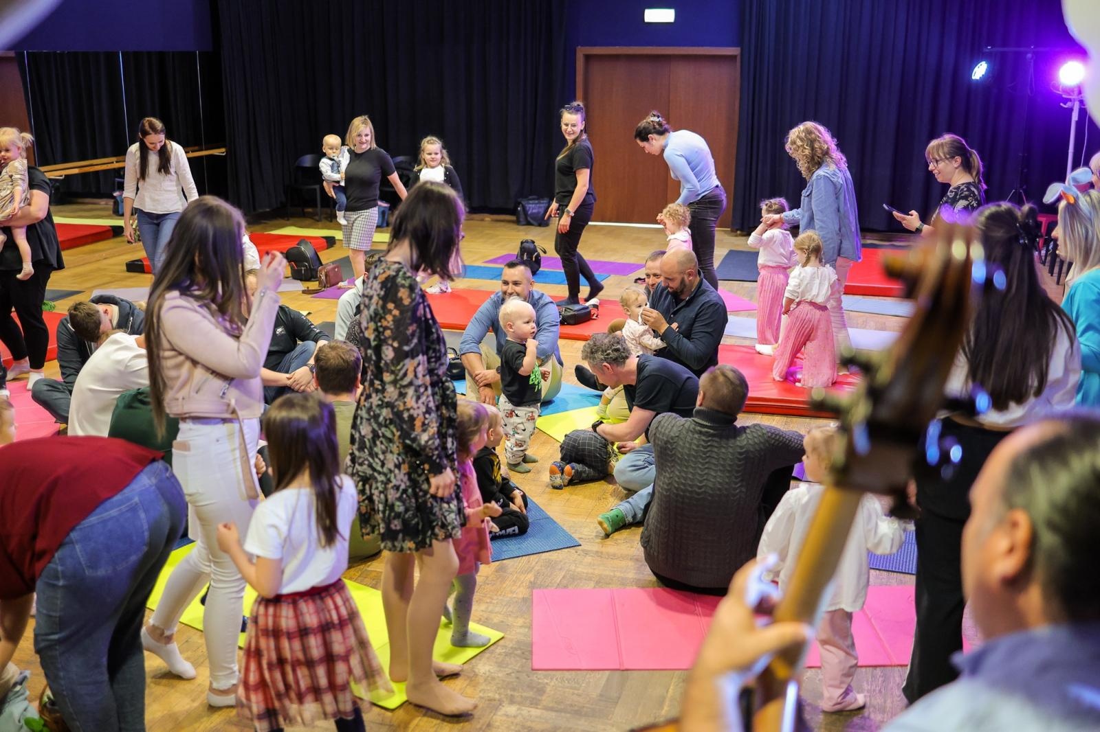 Zdjęcie w galerii na portalu naszraciborz.pl: Niech muzyka stanie się pierwszym językiem Twojego dziecka! MALUCHY W KRAINIE DŹWIĘKU zapraszają na koncert! wiadomości z regionu