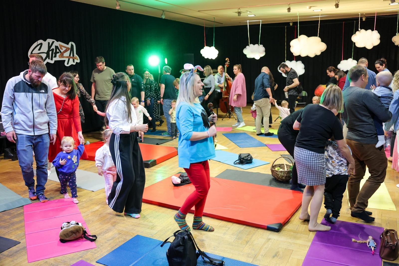 Zdjęcie w galerii na portalu naszraciborz.pl: Niech muzyka stanie się pierwszym językiem Twojego dziecka! MALUCHY W KRAINIE DŹWIĘKU zapraszają na koncert! wiadomości z regionu