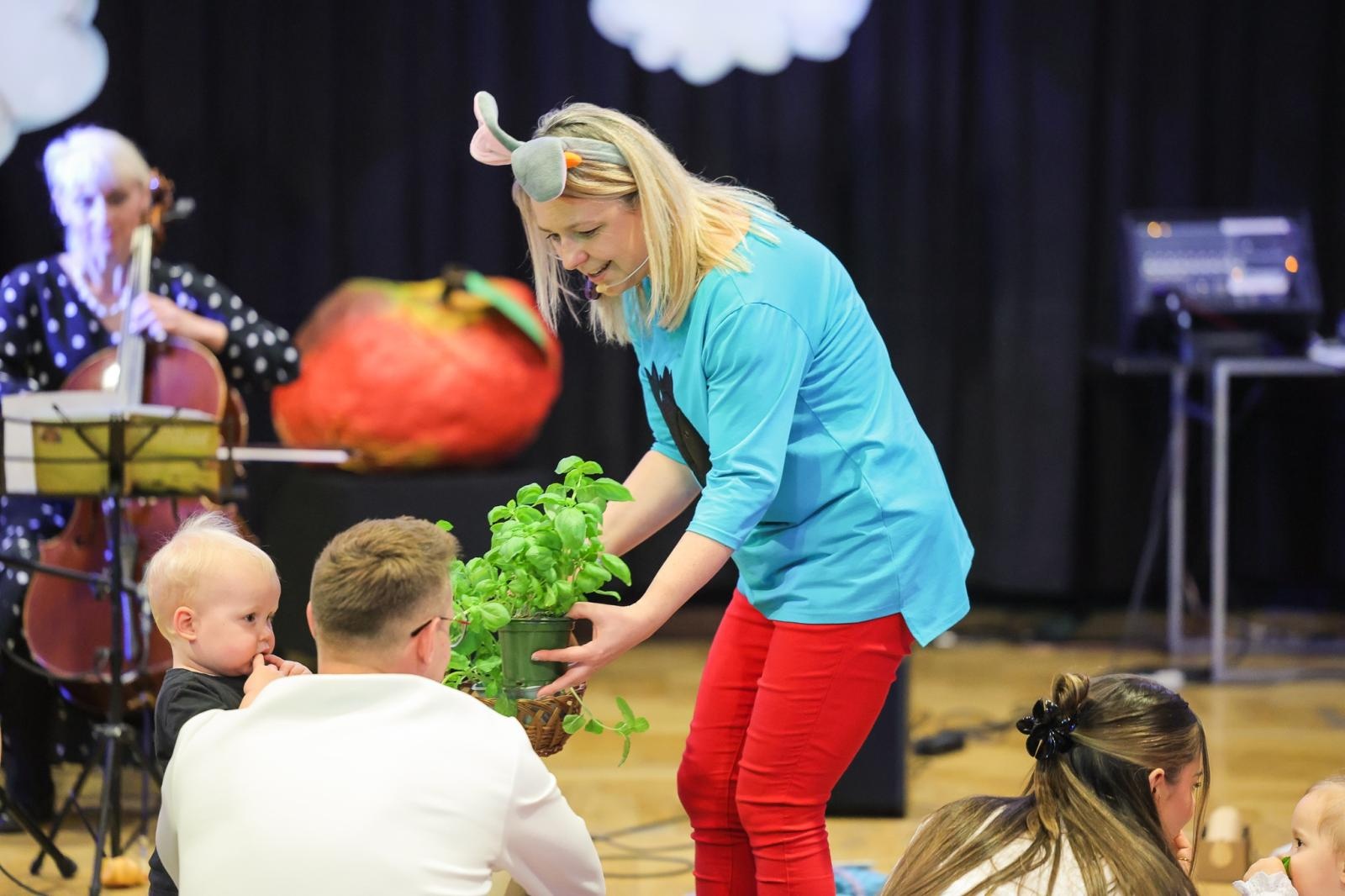 Zdjęcie w galerii na portalu naszraciborz.pl: Niech muzyka stanie się pierwszym językiem Twojego dziecka! MALUCHY W KRAINIE DŹWIĘKU zapraszają na koncert! wiadomości z regionu