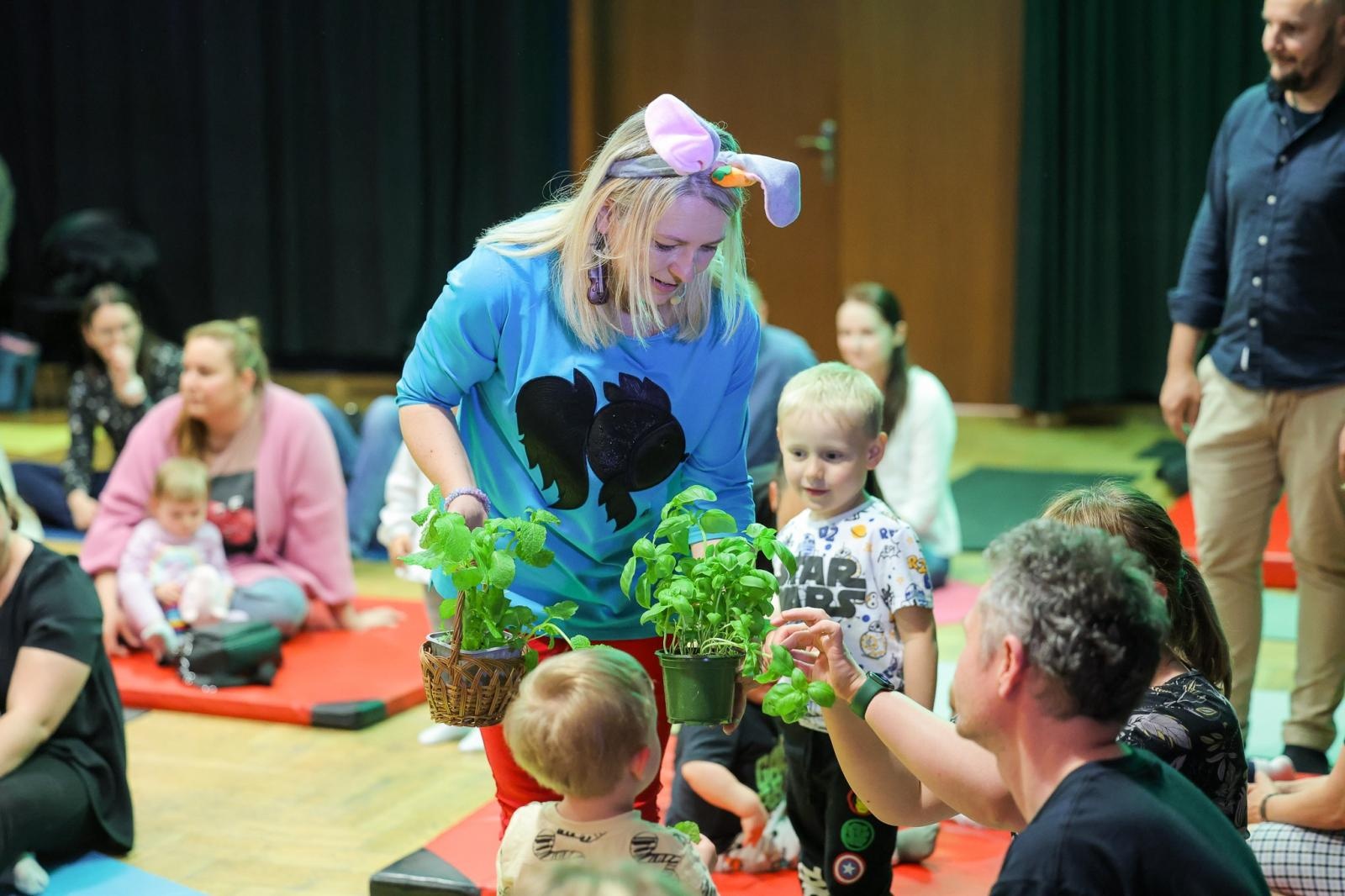 Zdjęcie w galerii na portalu naszraciborz.pl: Niech muzyka stanie się pierwszym językiem Twojego dziecka! MALUCHY W KRAINIE DŹWIĘKU zapraszają na koncert! wiadomości z regionu