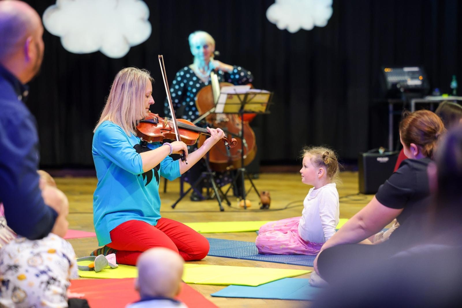 Zdjęcie w galerii na portalu naszraciborz.pl: Niech muzyka stanie się pierwszym językiem Twojego dziecka! MALUCHY W KRAINIE DŹWIĘKU zapraszają na koncert! wiadomości z regionu