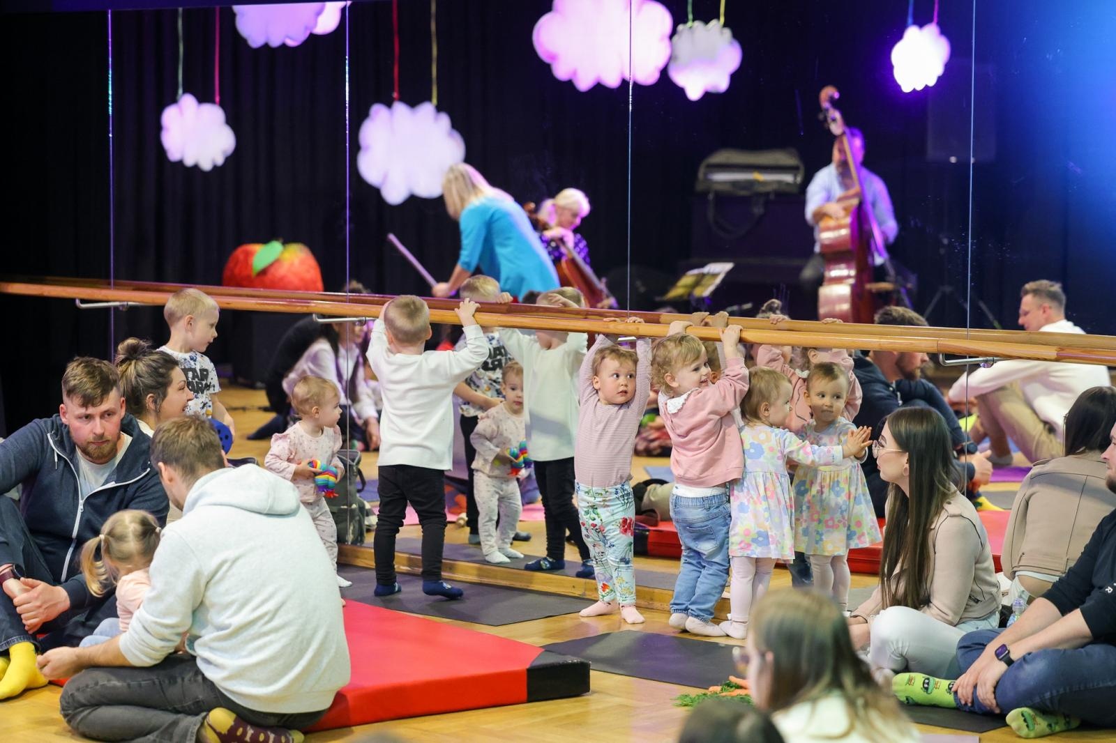 Zdjęcie w galerii na portalu naszraciborz.pl: Niech muzyka stanie się pierwszym językiem Twojego dziecka! MALUCHY W KRAINIE DŹWIĘKU zapraszają na koncert! wiadomości z regionu