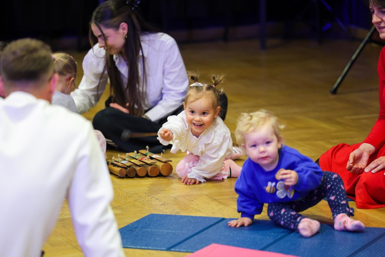 Zdjęcie w galerii na portalu naszraciborz.pl: Niech muzyka stanie się pierwszym językiem Twojego dziecka! MALUCHY W KRAINIE DŹWIĘKU zapraszają na koncert! wiadomości z regionu