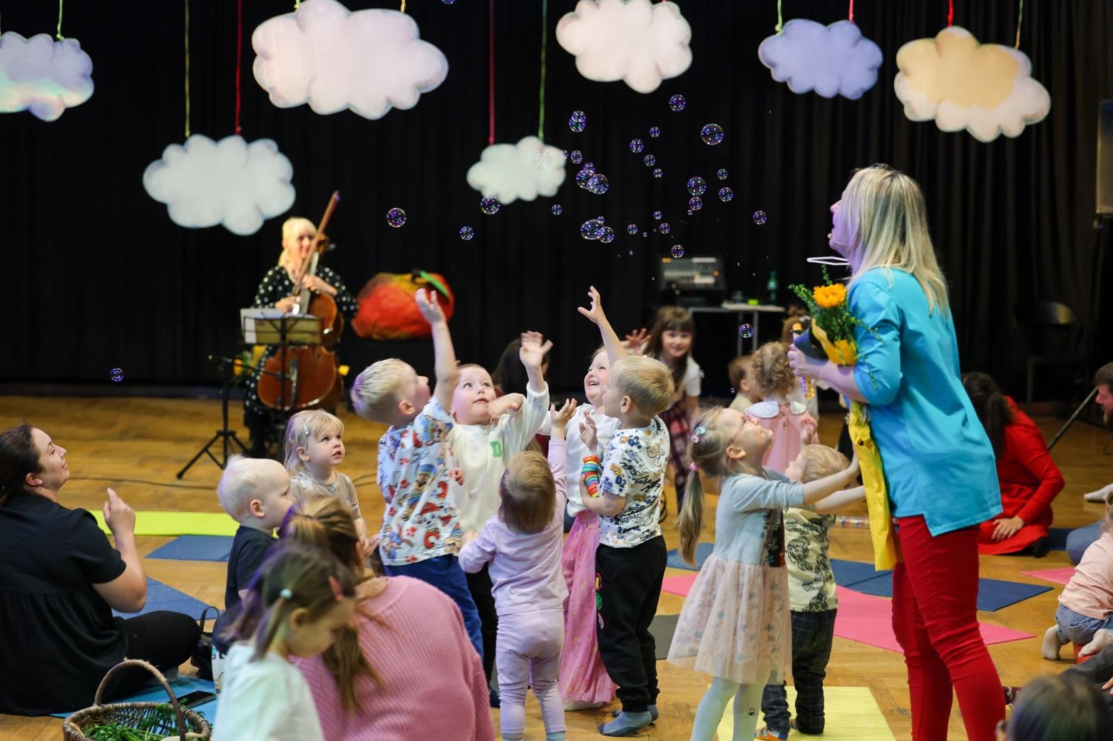 Zdjęcie w galerii na portalu naszraciborz.pl: Niech muzyka stanie się pierwszym językiem Twojego dziecka! MALUCHY W KRAINIE DŹWIĘKU zapraszają na koncert! wiadomości z regionu
