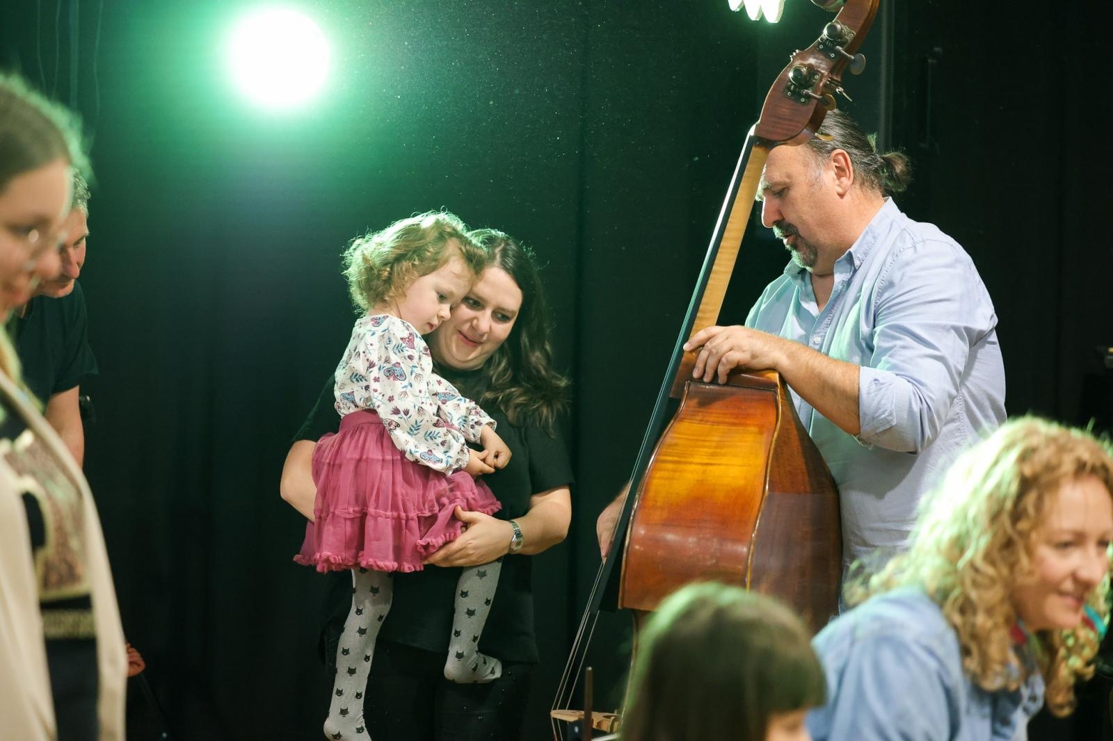 Zdjęcie w galerii na portalu naszraciborz.pl: Niech muzyka stanie się pierwszym językiem Twojego dziecka! MALUCHY W KRAINIE DŹWIĘKU zapraszają na koncert! wiadomości z regionu