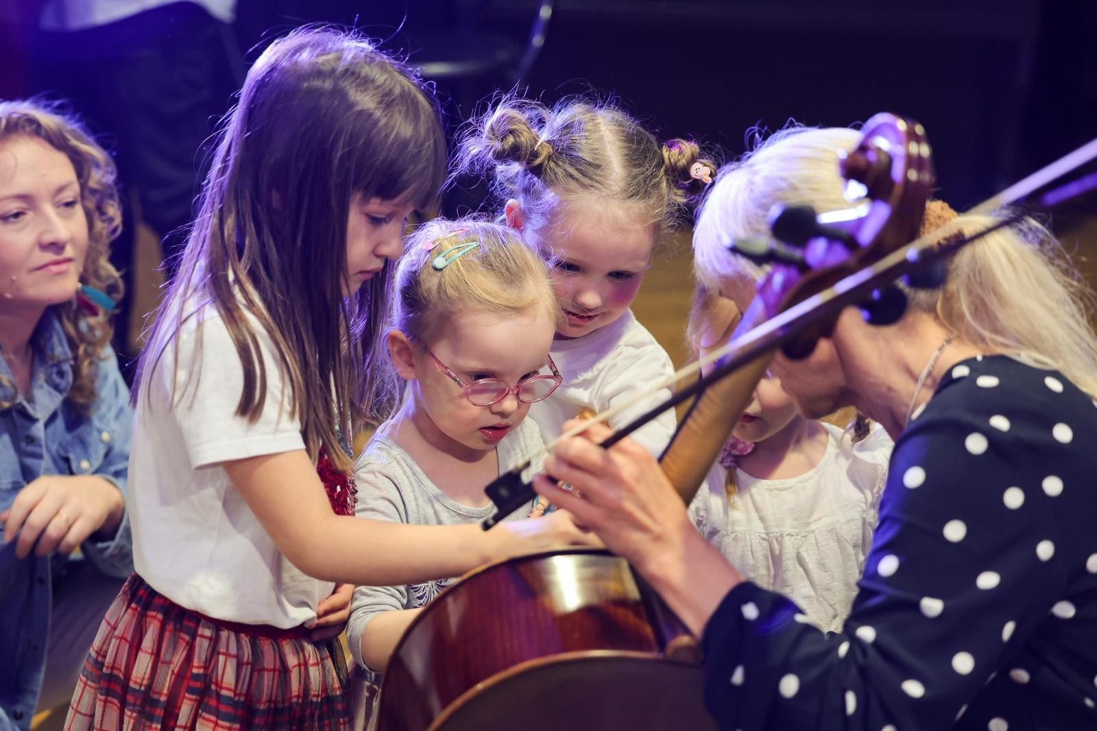 Zdjęcie w galerii na portalu naszraciborz.pl: Niech muzyka stanie się pierwszym językiem Twojego dziecka! MALUCHY W KRAINIE DŹWIĘKU zapraszają na koncert! wiadomości z regionu