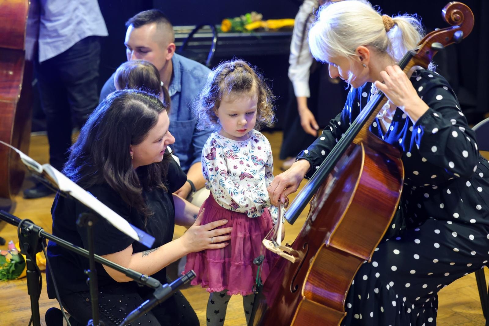 Zdjęcie w galerii na portalu naszraciborz.pl: Niech muzyka stanie się pierwszym językiem Twojego dziecka! MALUCHY W KRAINIE DŹWIĘKU zapraszają na koncert! wiadomości z regionu