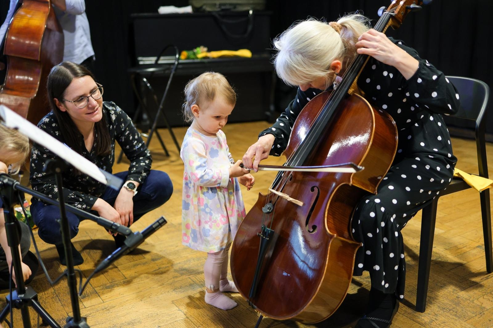 Zdjęcie w galerii na portalu naszraciborz.pl: Niech muzyka stanie się pierwszym językiem Twojego dziecka! MALUCHY W KRAINIE DŹWIĘKU zapraszają na koncert! wiadomości z regionu