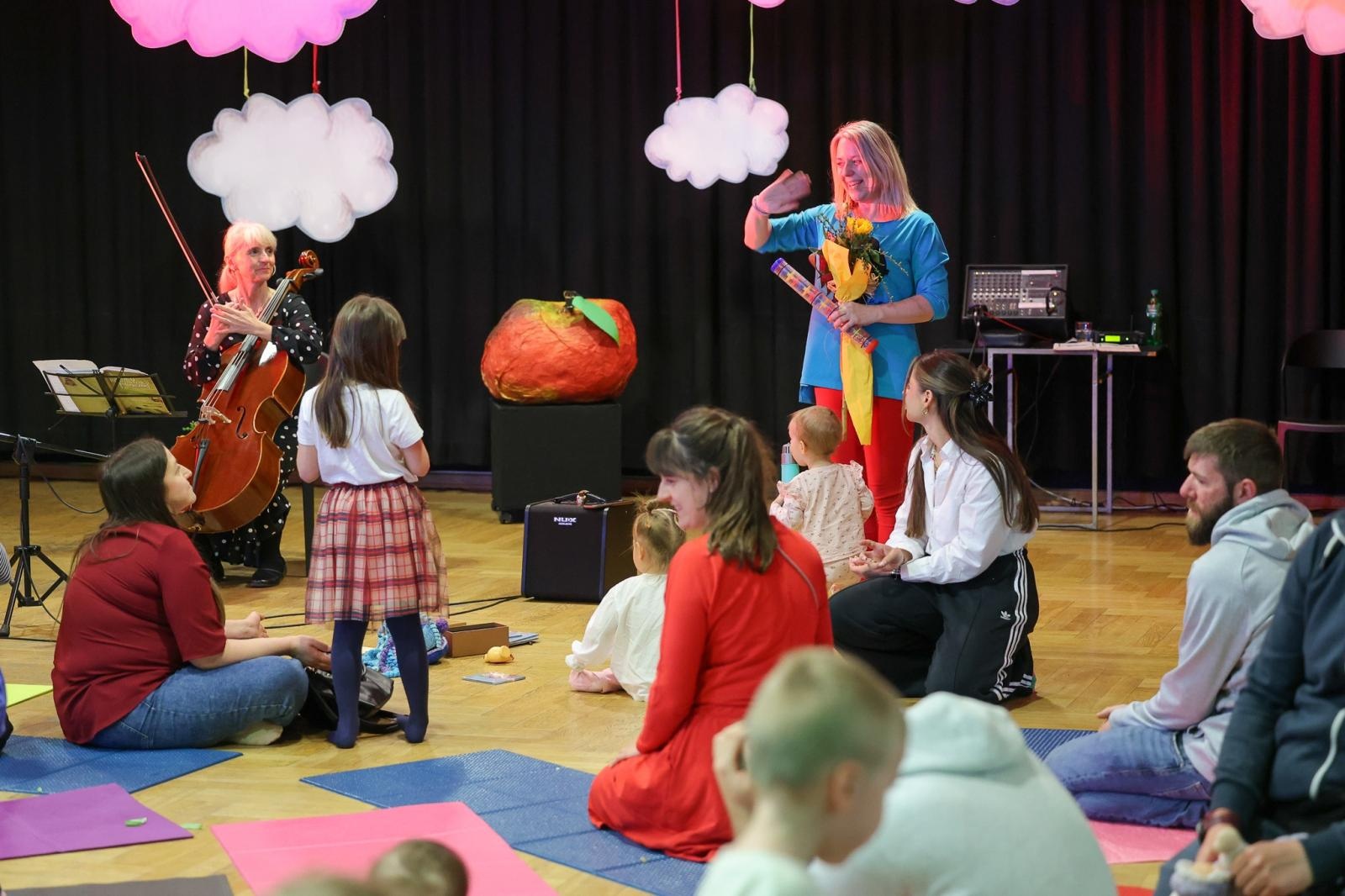 Zdjęcie w galerii na portalu naszraciborz.pl: Niech muzyka stanie się pierwszym językiem Twojego dziecka! MALUCHY W KRAINIE DŹWIĘKU zapraszają na koncert! wiadomości z regionu